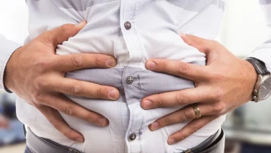 أصوات البطن المزعجة : أسباب غازات البطن وعلاجها بالمنزل