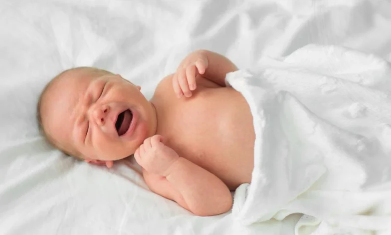 أسباب بكاء الطفل