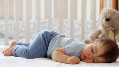 نوم الرضيع على بطنه