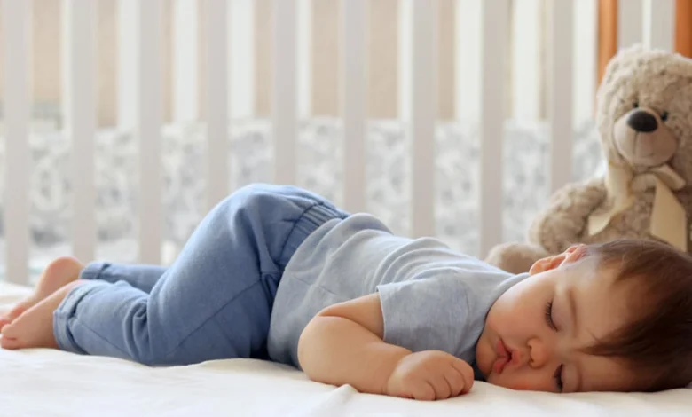 نوم الرضيع على بطنه