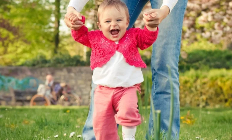 متى يبدأ الطفل بالمشي