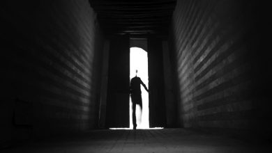 تفسير حلم المطاردة من شخص مجهول