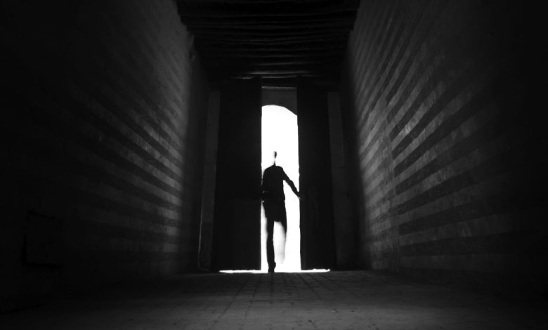 تفسير حلم المطاردة من شخص مجهول