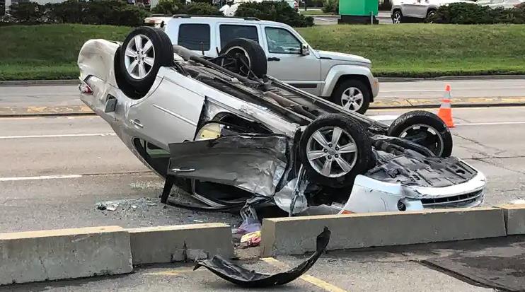 تفسير حلم حادث سيارة لقريب وموته