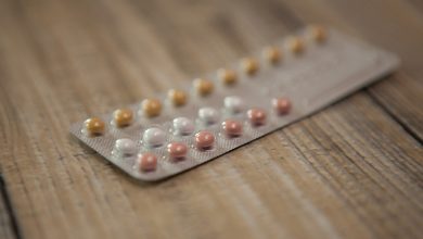 حبوب تنظيم الدورة الابيض والبني