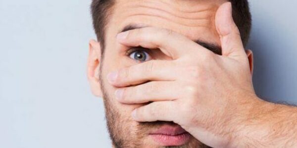 علامات الغيرة الصامتة عند الرجل