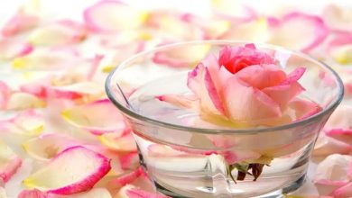 ما هي تجربتي مع ماء الورد للوجه قبل النوم؟