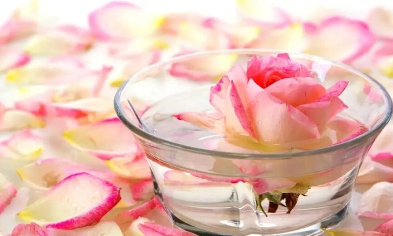 ما هي تجربتي مع ماء الورد للوجه قبل النوم؟