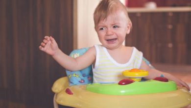 متى يجلس الطفل في المشاية