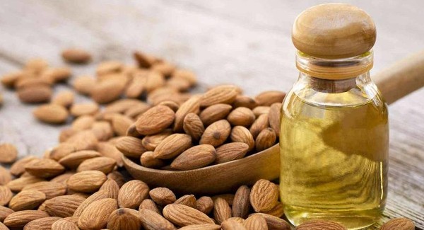 فوائد زيت اللوز المر