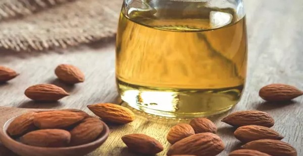 زيت اللوز المر