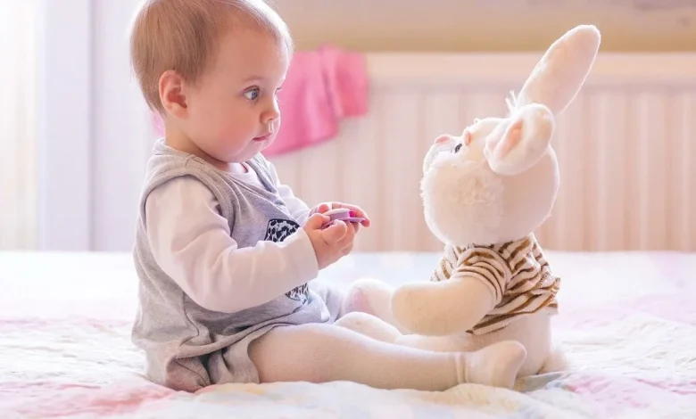 متى يجلس الطفل