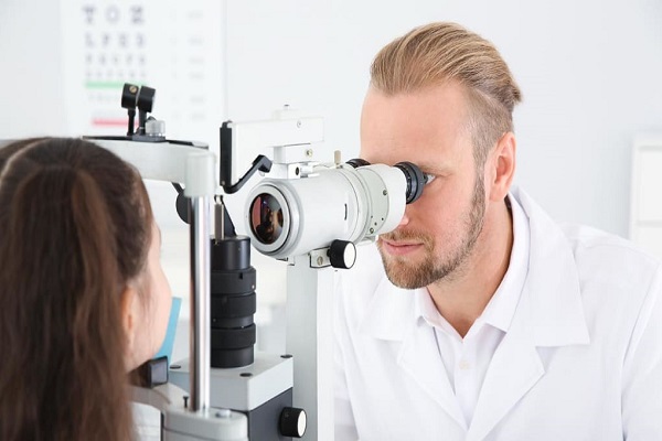 طبيب عيون عربي في شتوتغارت