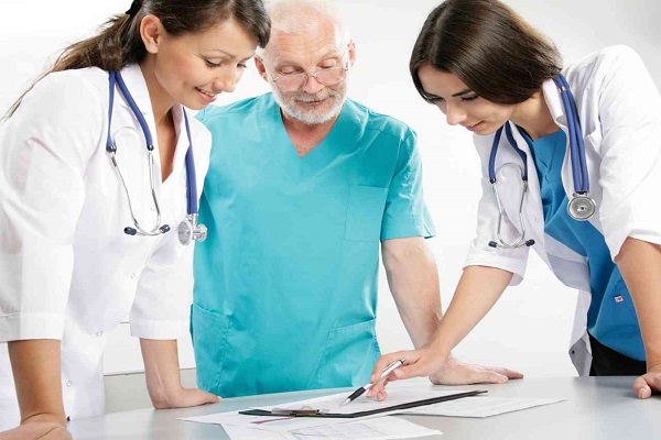 طبيب باطنية عربي في فيينا