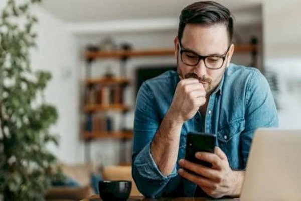 علامات حب الرجل للمرأة سرا