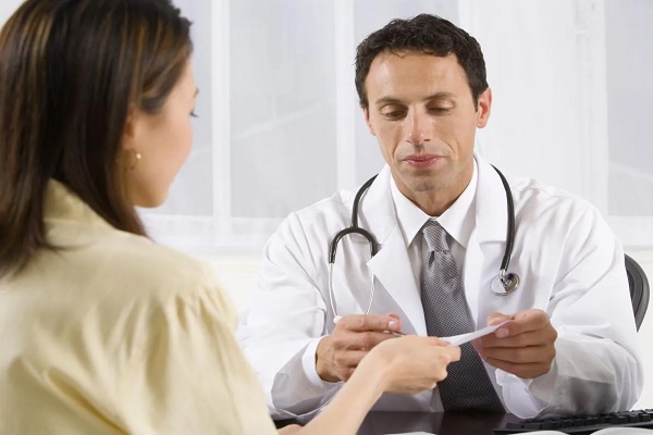 طبيب باطنية عربي في بيليفيلد