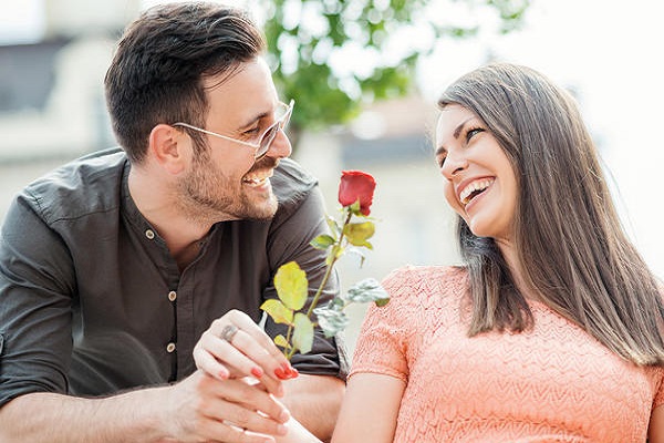 علامات حب الرجل للمرأة سرا