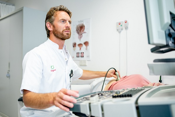 طبيب مسالك بولية عربي في باريس