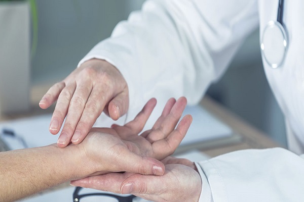 طبيب عظمية عربي في شتوتغارت