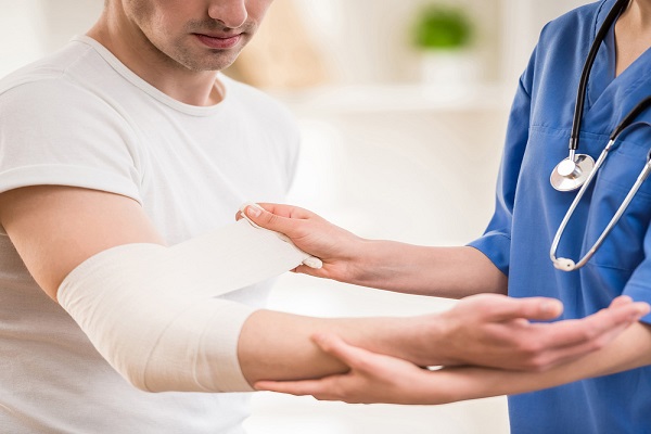 طبيب عظمية عربي في مدينة بون