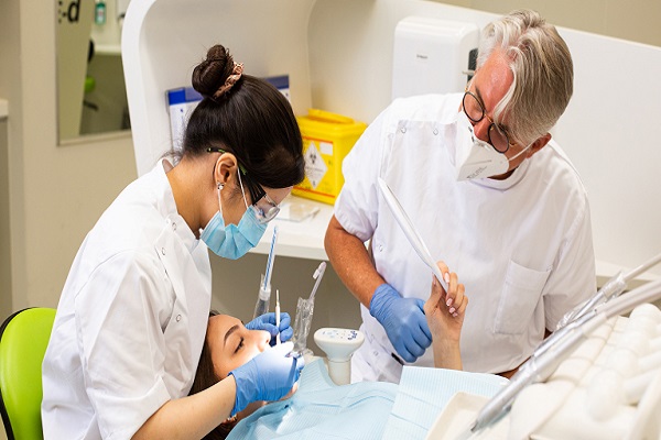 طبيب أسنان عربي في بريمن