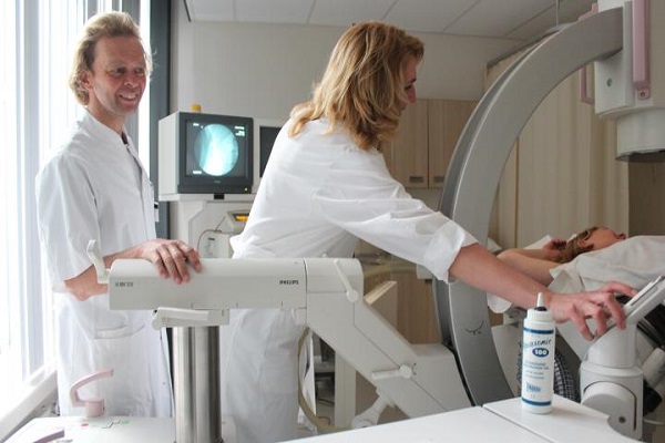 طبيب مسالك بولية عربي في باريس