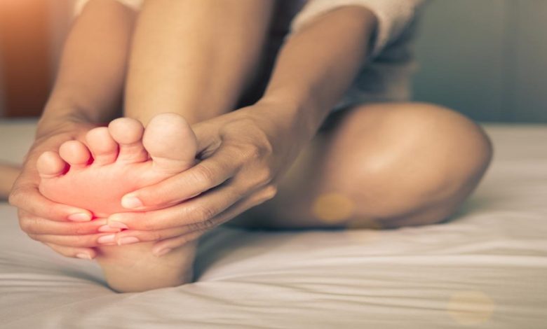 أسباب سخونة القدمين