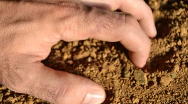 التراب في المنام