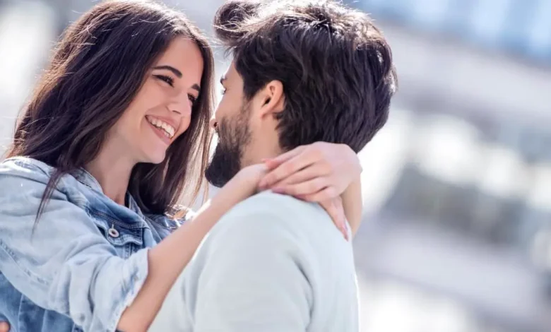 علامات حب الرجل للمرأة سرا