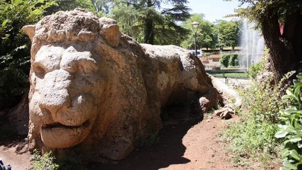 تمثال الأسد الكبير