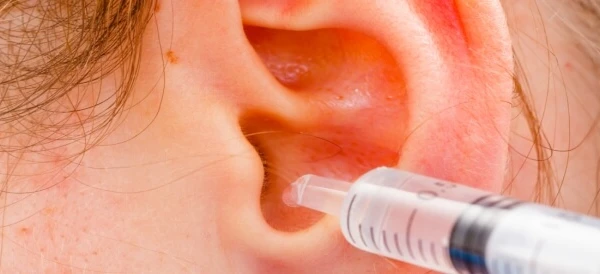 تنظيف الأذن