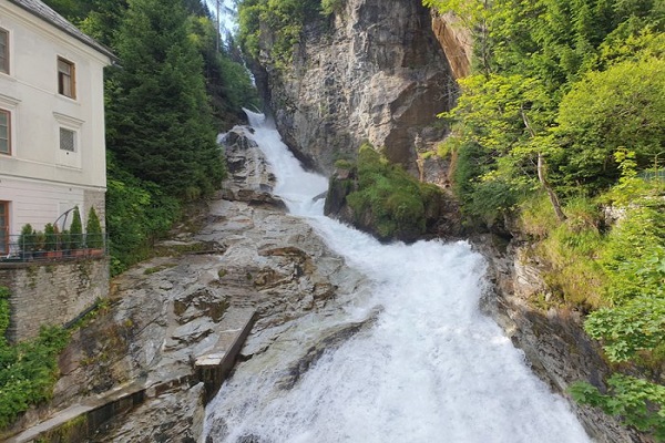 السياحة في باد جاستين