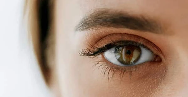 كيفية الحصول على عيون لامعة