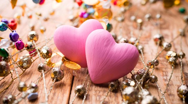 معجب بي ولا يكلمني