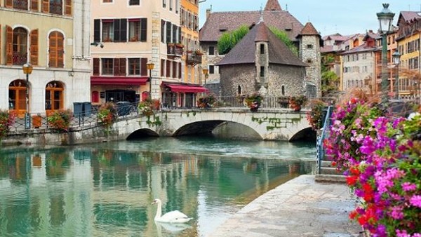 السياحة في ايفيان