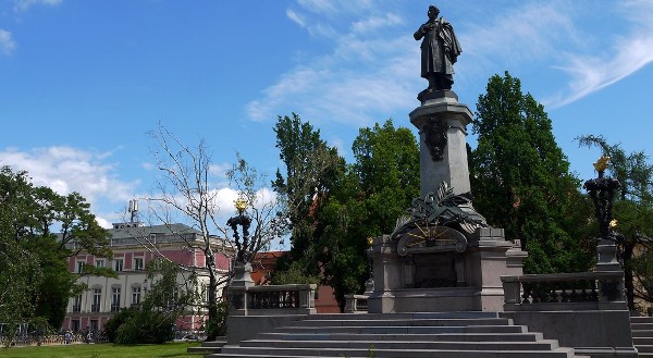 النصب التذكاري