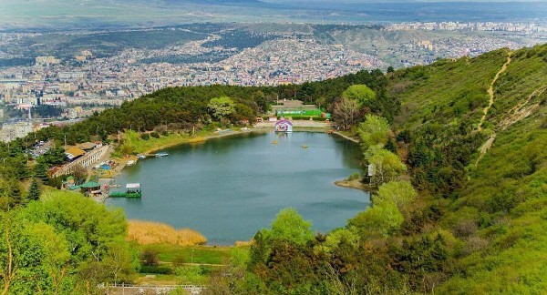 بحيرة السلاحف في تبليسي