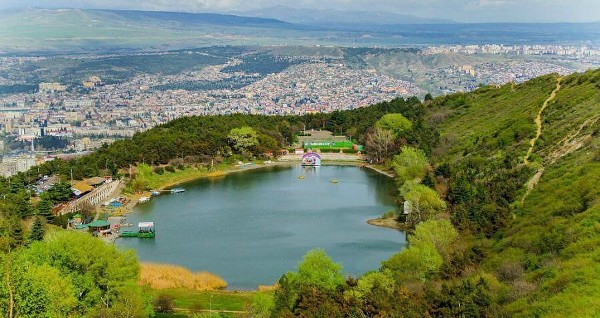 بحيرة السلاحف في تبليسي