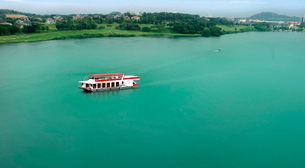 بحيرة الماينز والخيول الذهبية