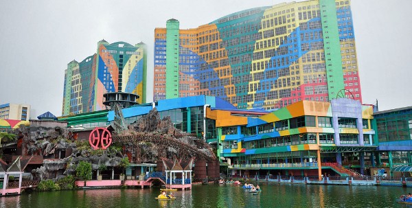 سوق فيرست وورلد بلازا First World Plaza