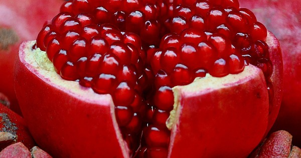 فوائد الرمان على الريق