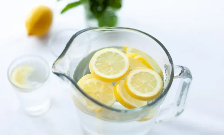 أضرار الماء والليمون