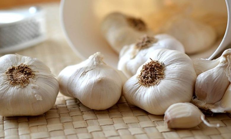 أضرار بلع الثوم