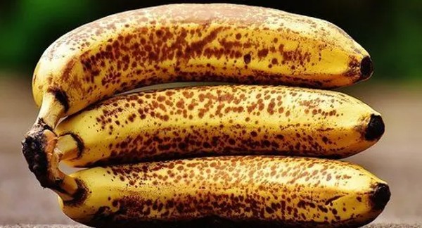 اضرار الموز على الريق