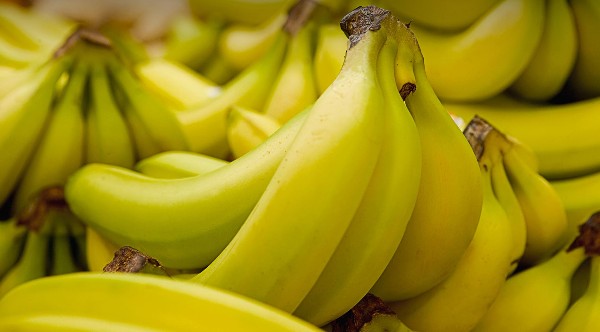 اضرار الموز على الريق