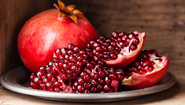 فوائد الرمان على الريق