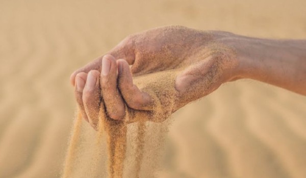 حكم التيمم عند عدم وجود الماء