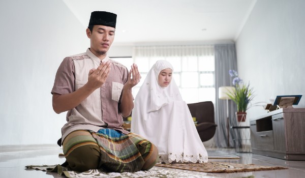 حكم الصلاة في البيت