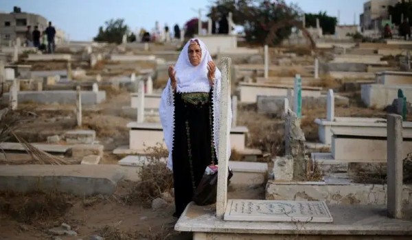 حكم زيارة المقابر في العيد