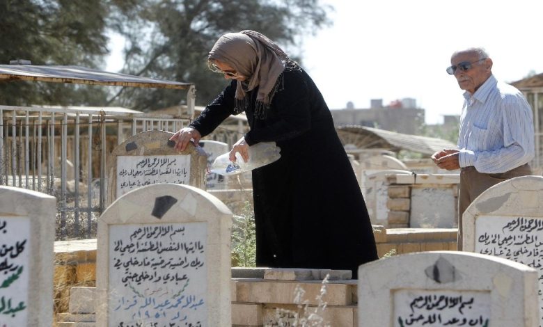 حكم زيارة المقابر في العيد